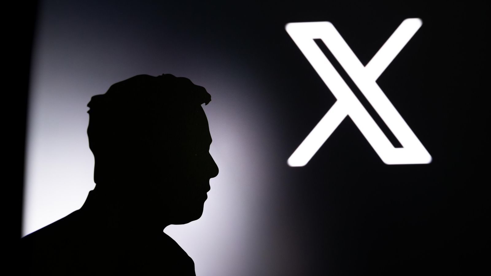 Silueta d'Elon Musk, propietari d'X, junt amb el logo de la xarxa social