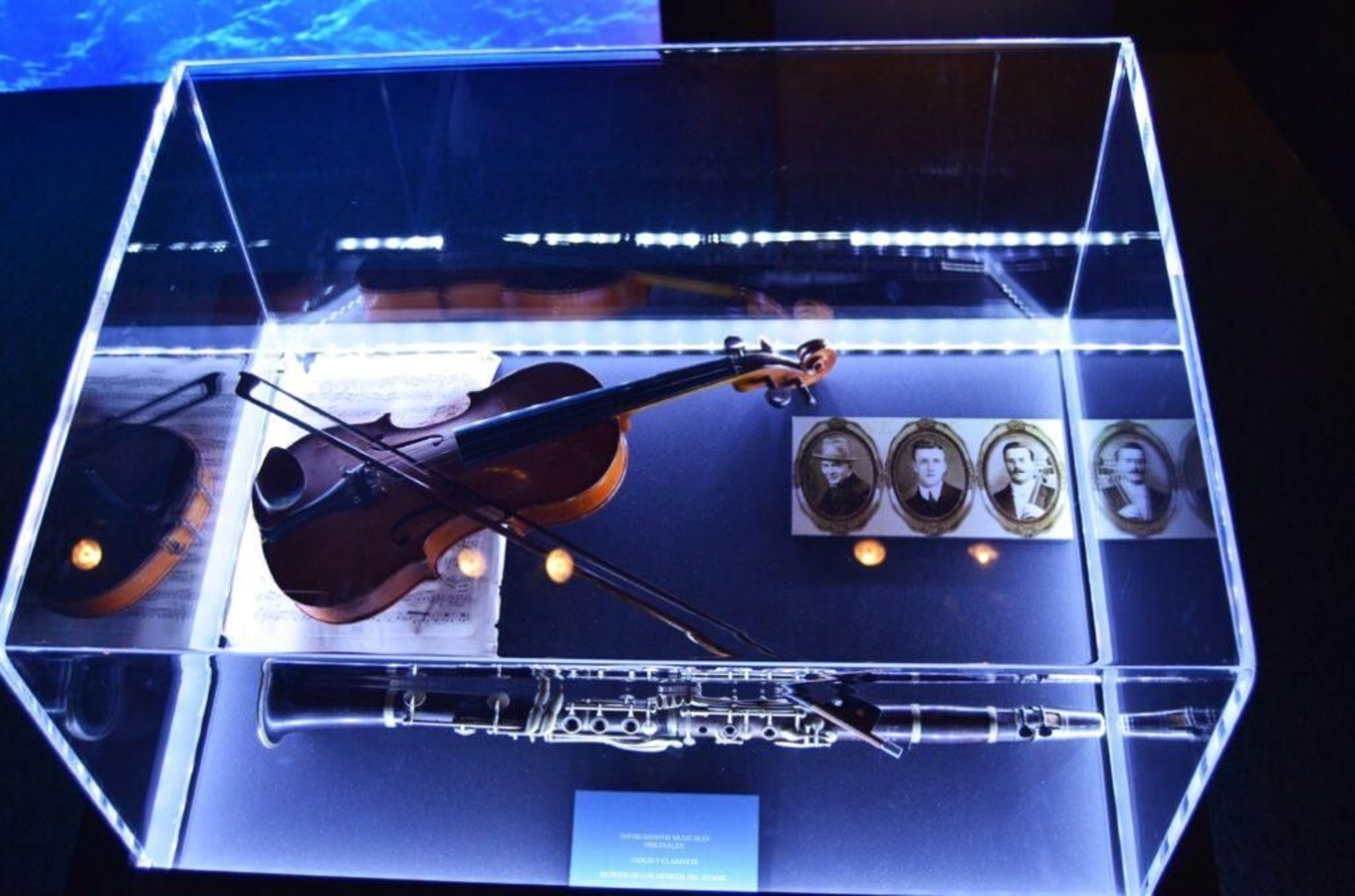 Instruments i fotografies dels músics del Titanic que es poden veure en l'exposició