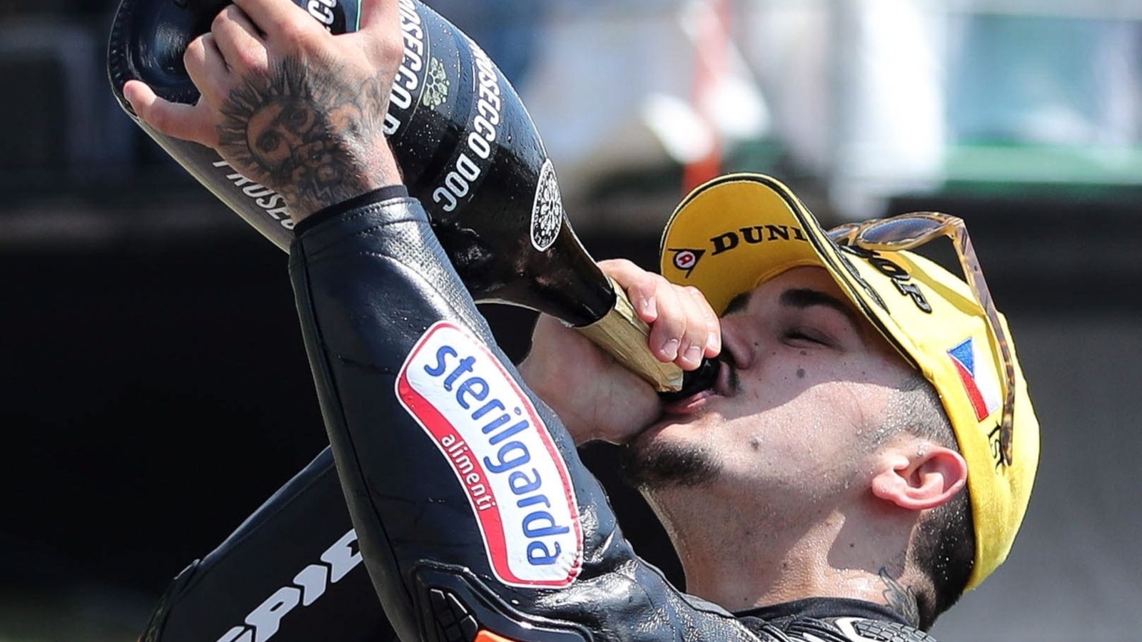 Arón Canet celebra la victòria.