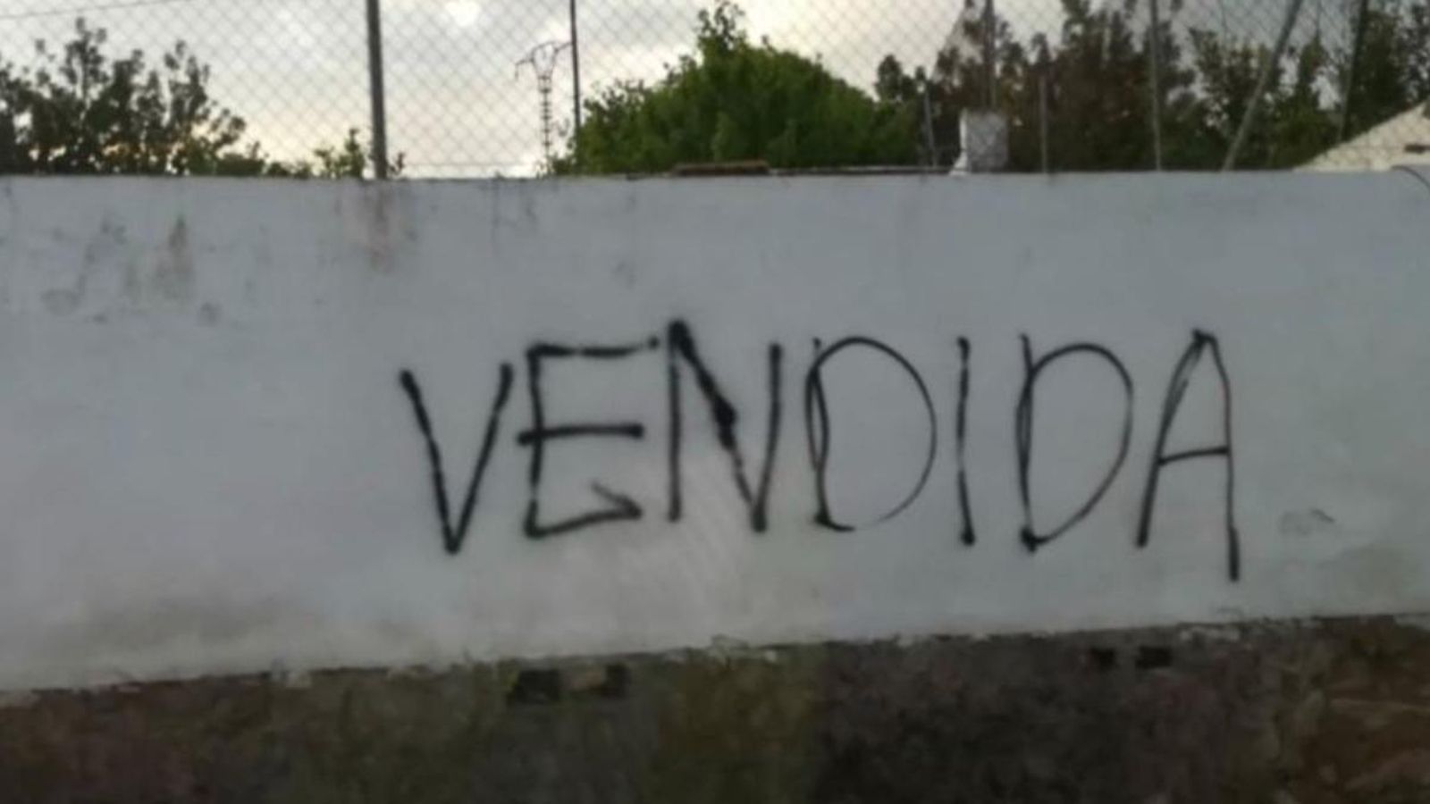 Al domicili particular de l'alcaldessa també va aparéixer diumenge una pintada