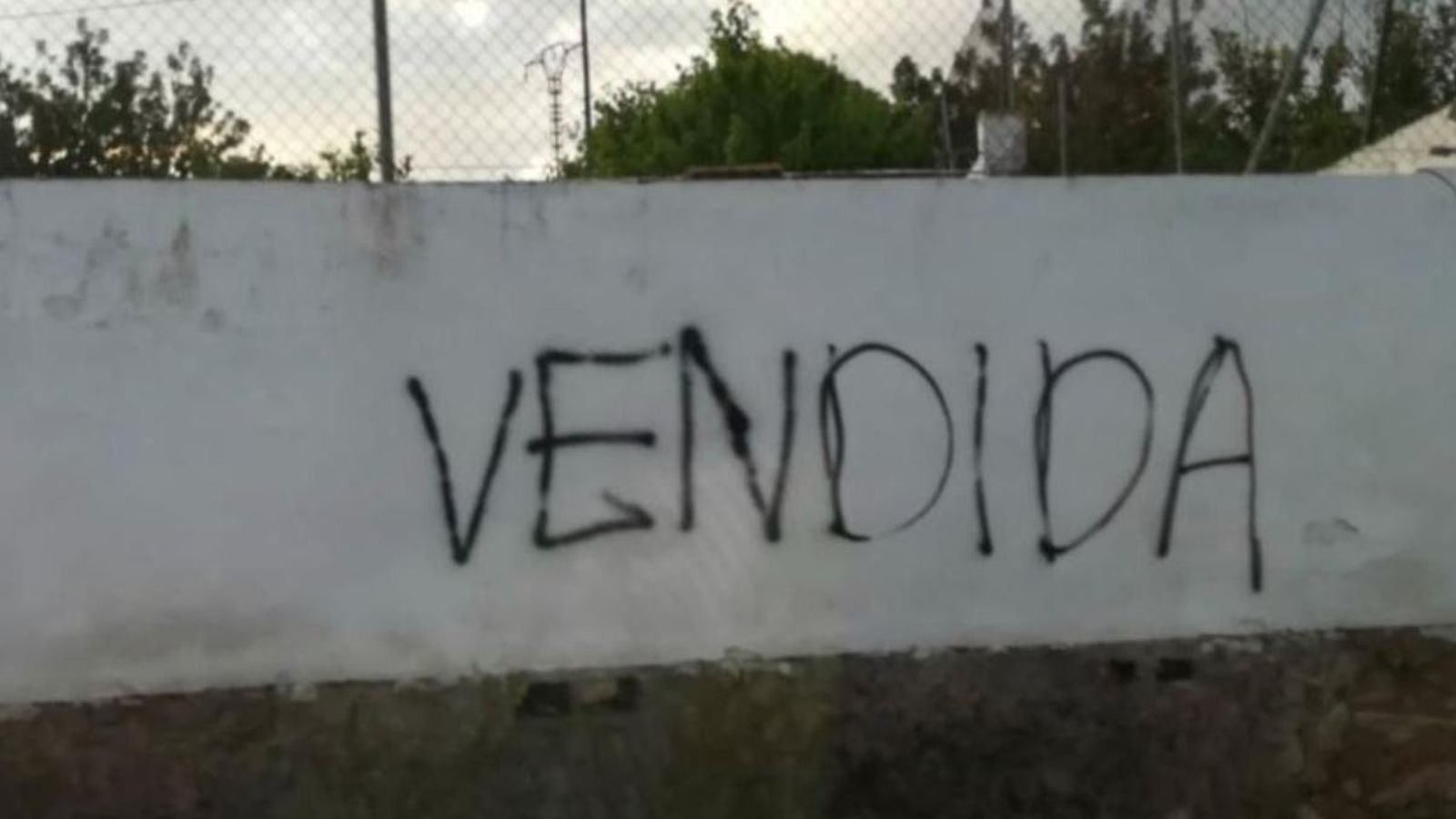 Al domicili particular de l'alcaldessa també va aparéixer diumenge una pintada