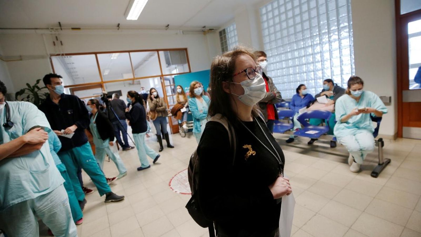 Treballadors de l'hospital Santa Maria de Lisboa esperen a rebre la vacuna