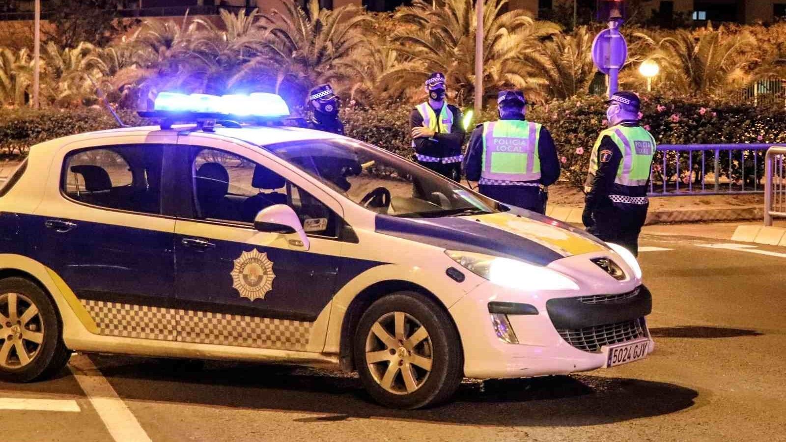 Un vehicle de la policia local d'Alacant i diversos agents, en arxiu