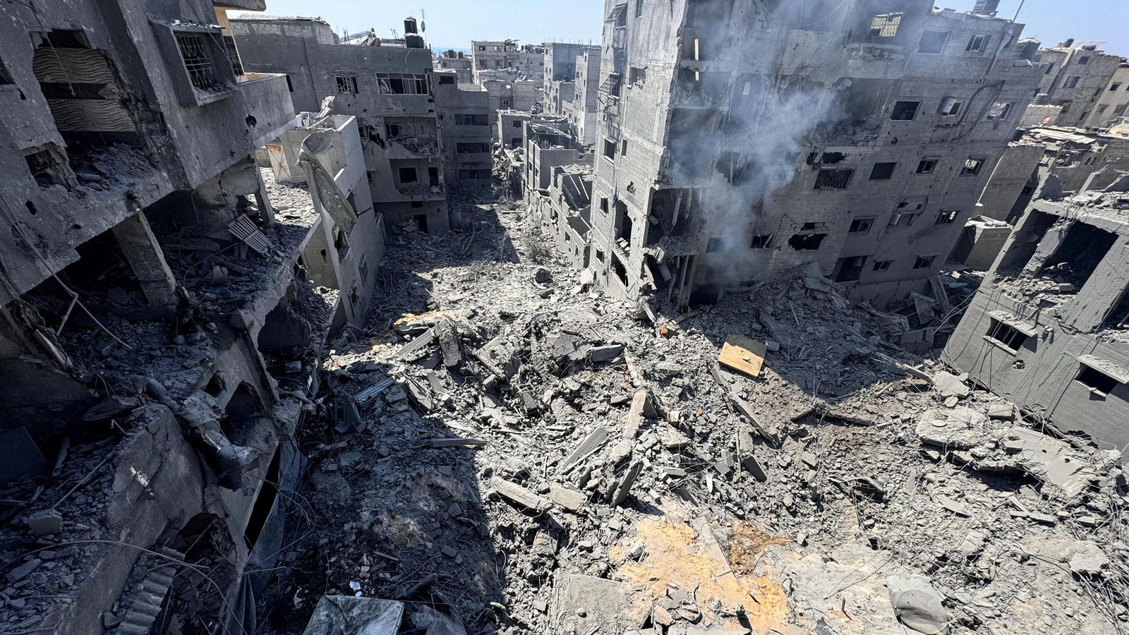 En imatge, el que queda del camp de refugiats de Shati, en el nord de Gaza, en una imatge rebuda fa tres dies