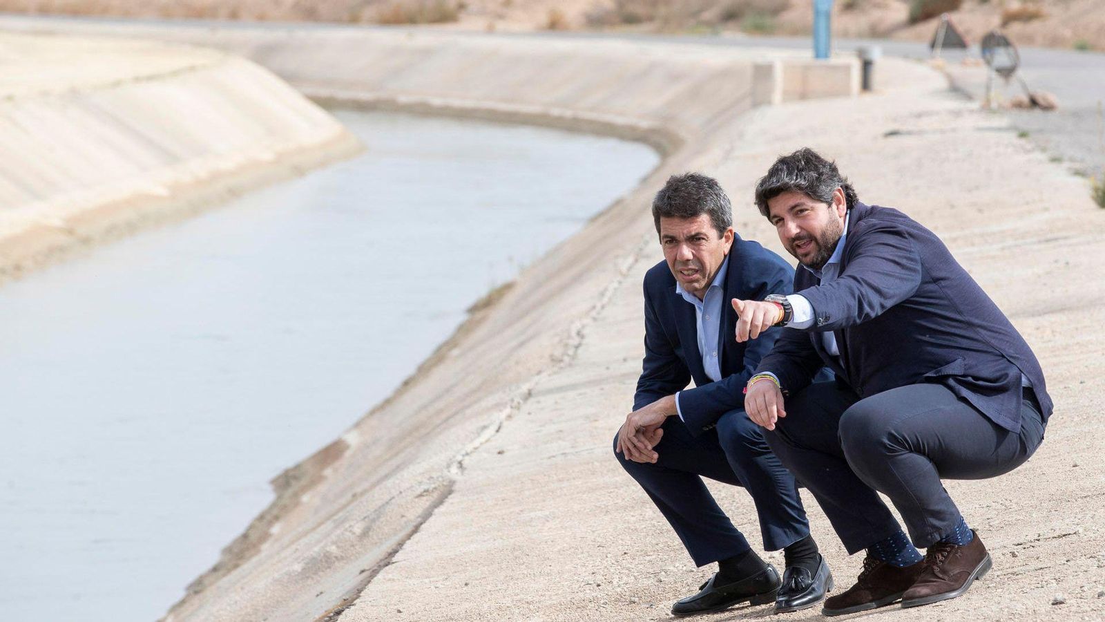 López Miras i Carlos Mazón junt a una de les canalitzacions del trasvasament Tajo-Segura a Múrcia