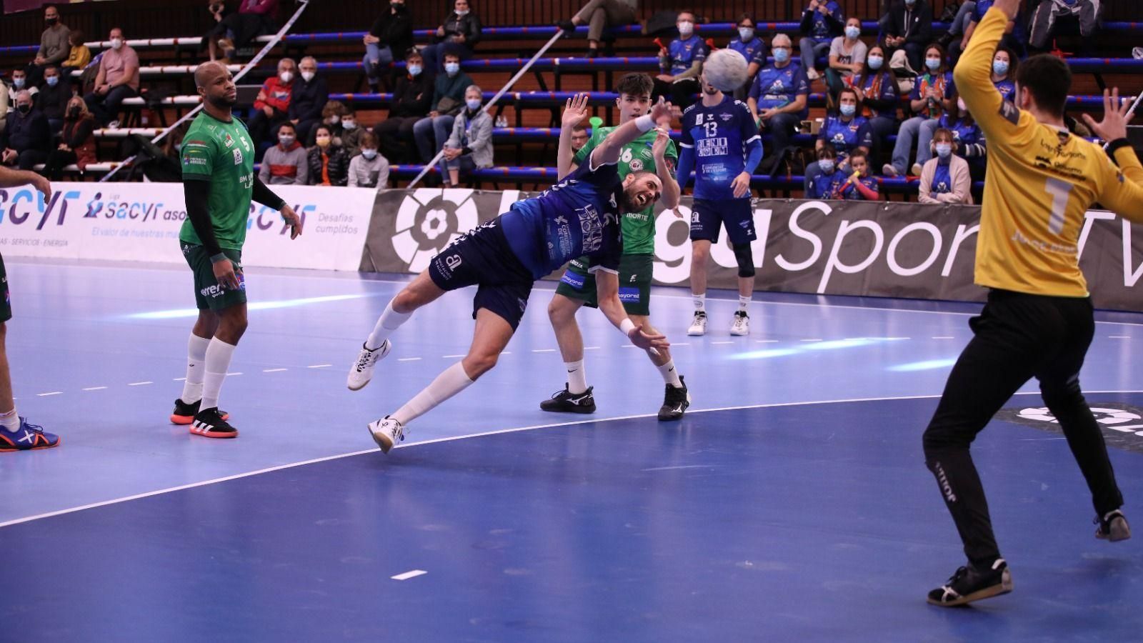 Iker Serrano, autor de set gols, fa un llançament a porteria