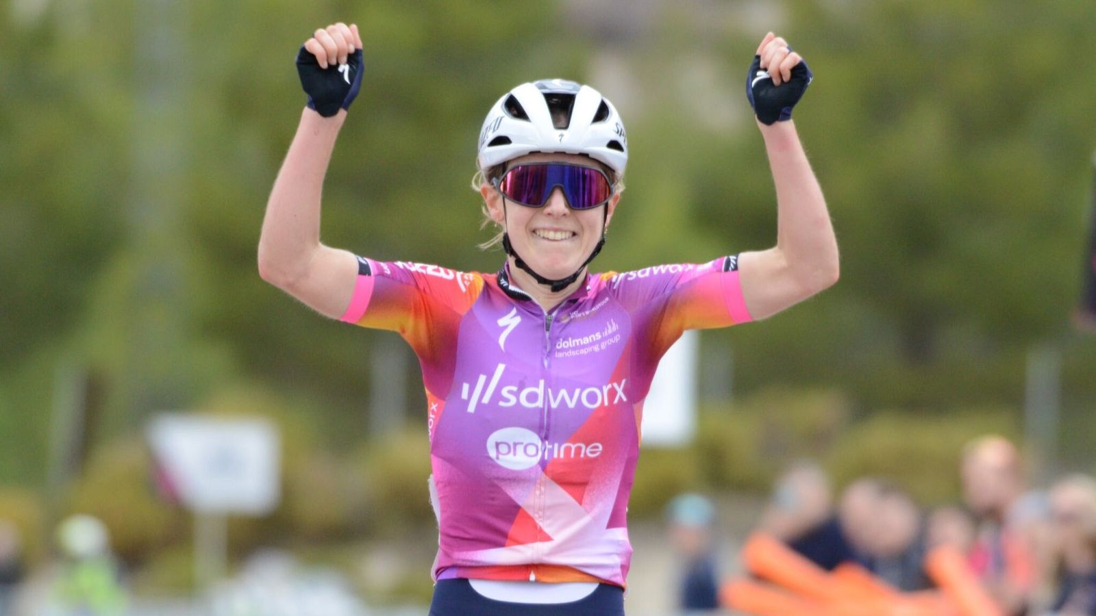 Marlen Reusser celebra la victòria d'etapa