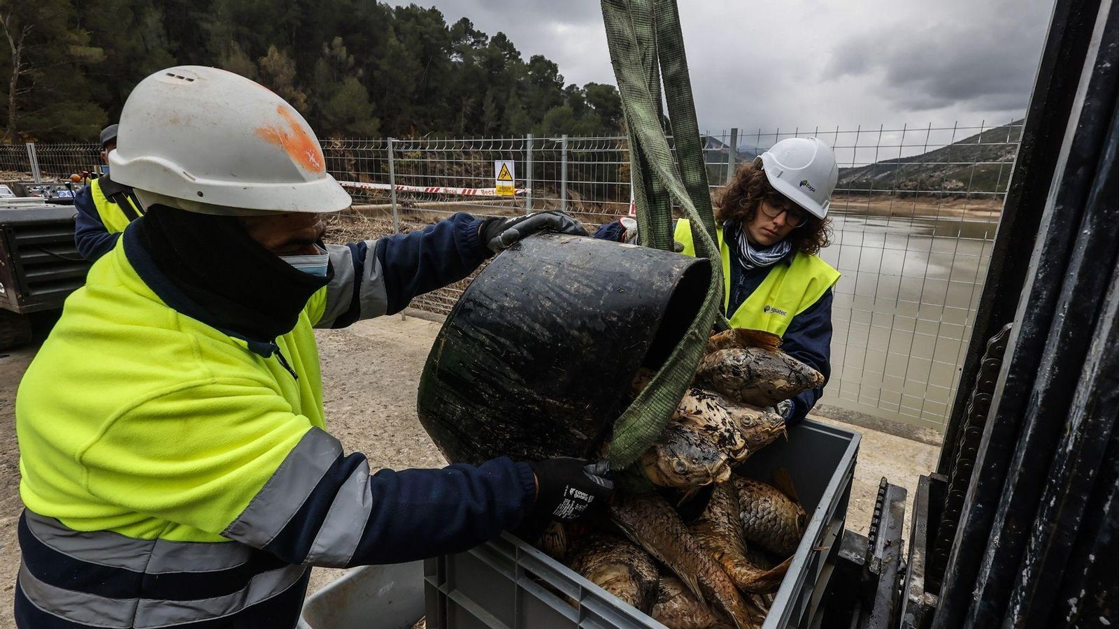 Operaris treballant a la presa de Buseo a Xera
