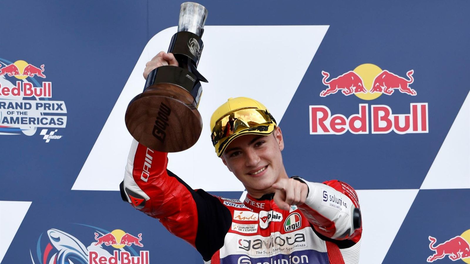 Izan Guevara, amb el trofeu de campió