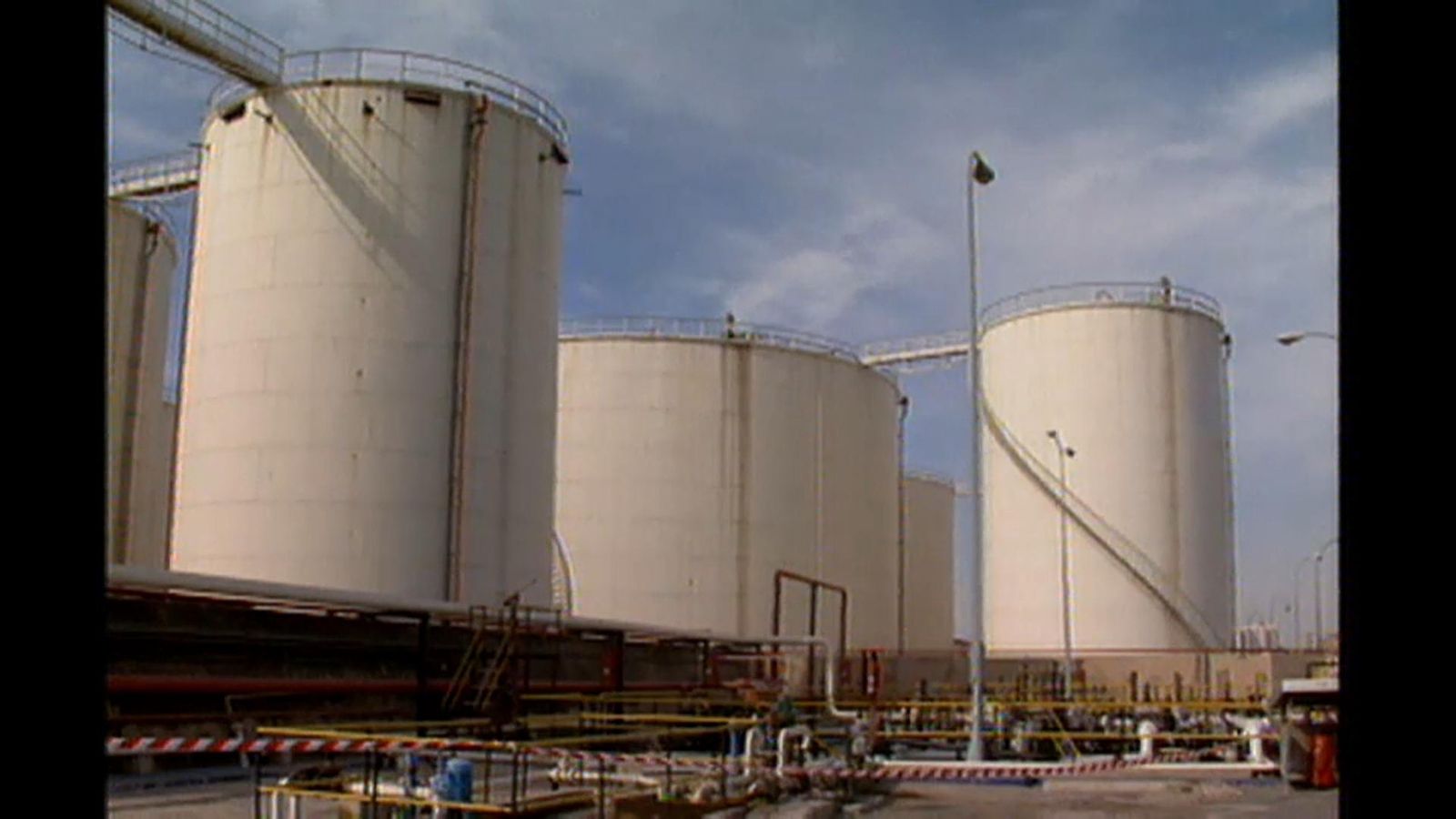 Govern, oposició i veïns, en contra de la instal·lació de depòsits de combustible al port d\'Alacant