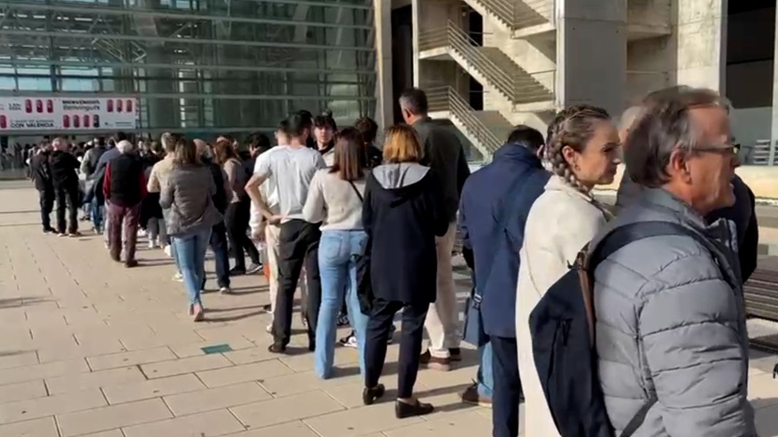 Llargues cues en la Fira de l'Automòbil de València