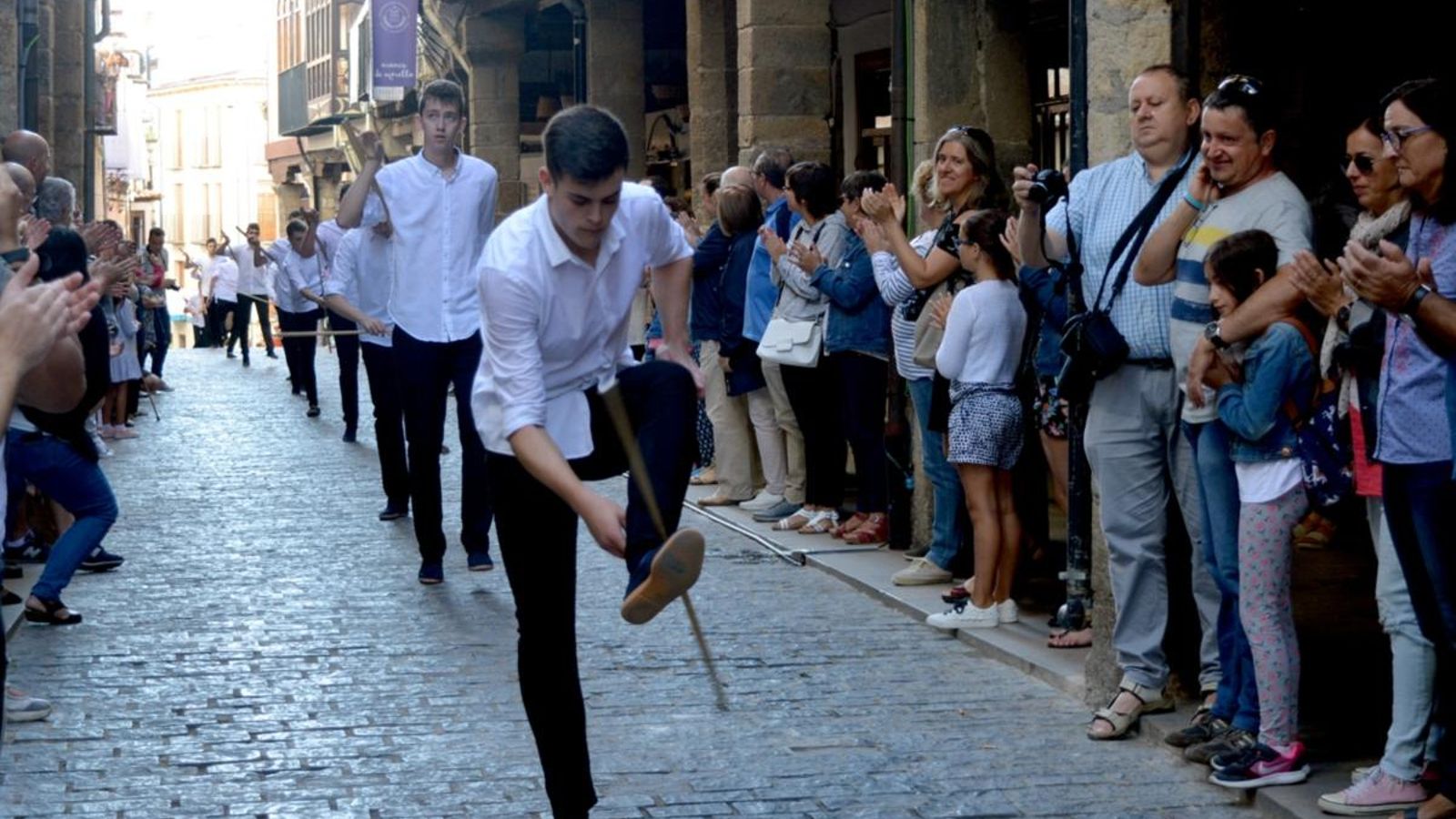 Els joves torneros han dansat des dels porxes fins la plaça Colom.