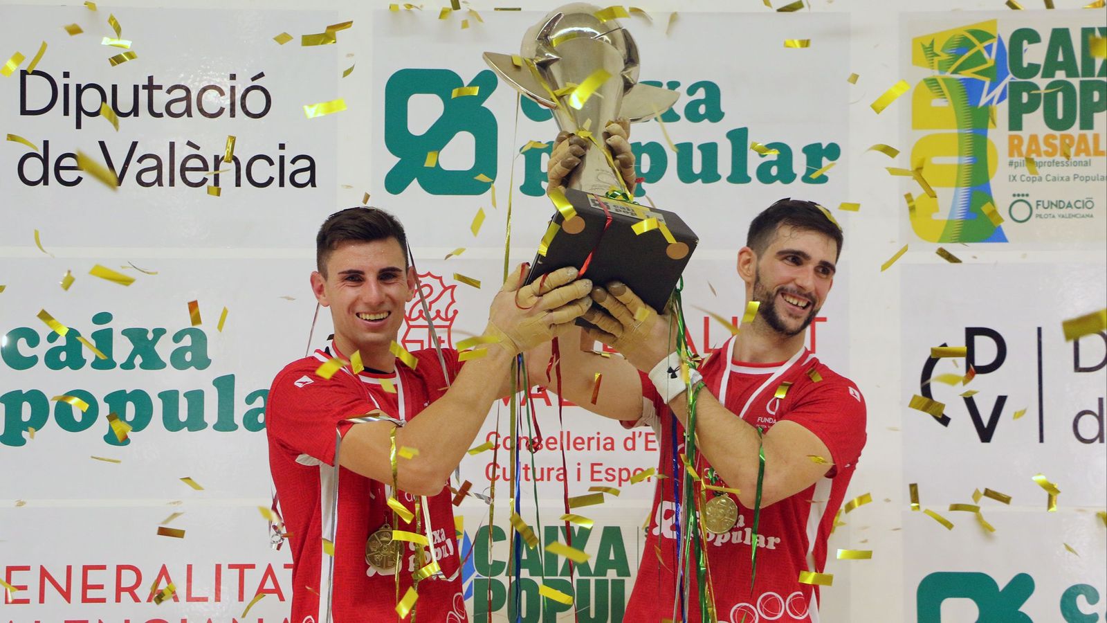 Tonet IV i Badenes, amb el trofeu de campions