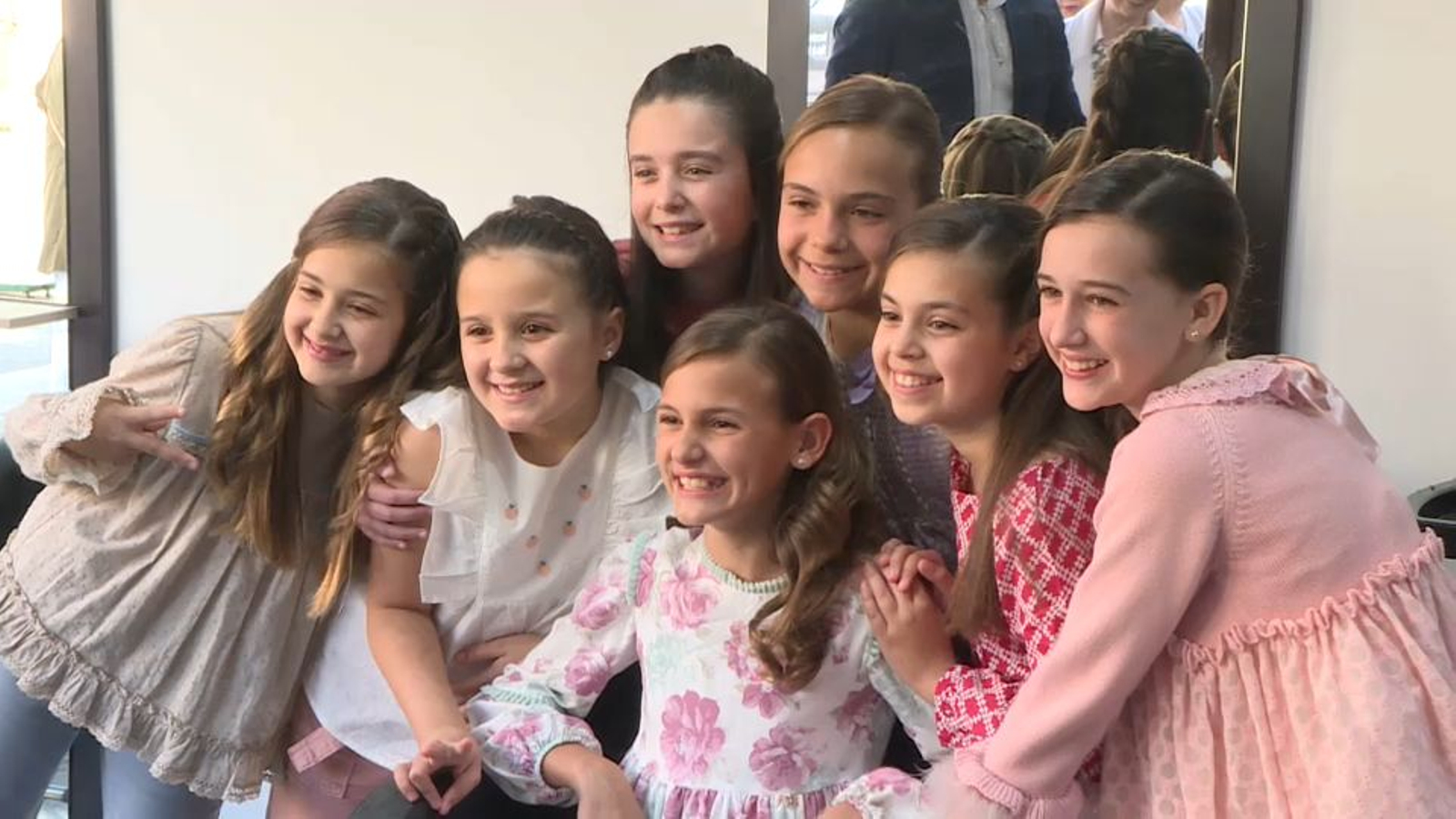 Martina Lloret, bellesa del foc infantil d'Alacant del 2024, amb les seues dames d'honor