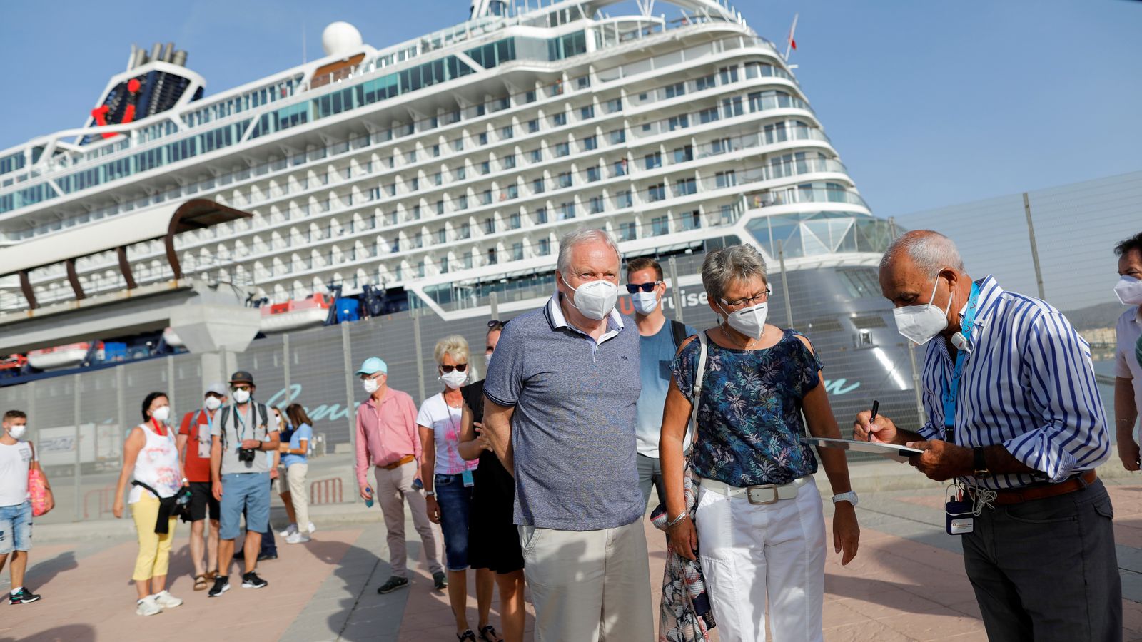 Turistes alemanys del creuer 'Mein Schiff 2' que visità Alacant i València el passat cap de setmana