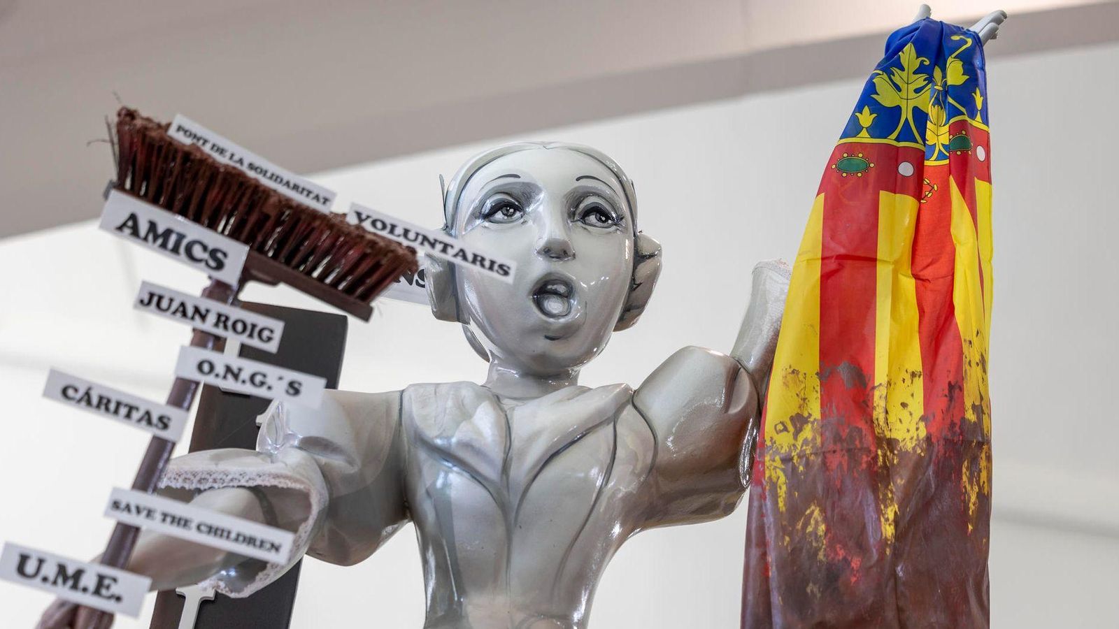Las Fallas no olvidan la dana y homenajean a voluntarios y víctimas