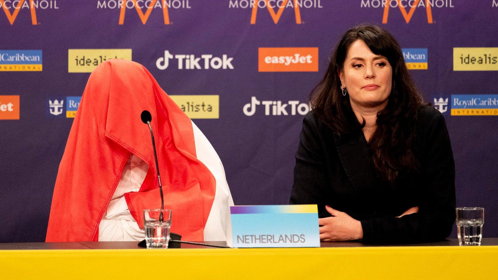 El representant dels Països Baixos es cobreix el rostre mentre parla la d'Israel