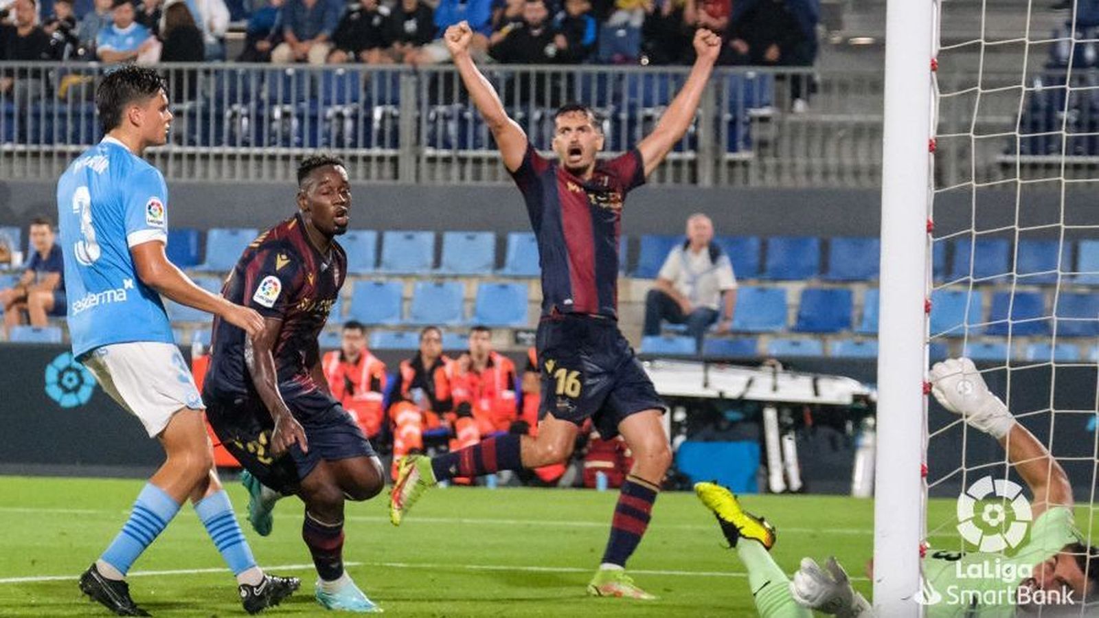 Álex Muñoz celebra el gol de Bouldini