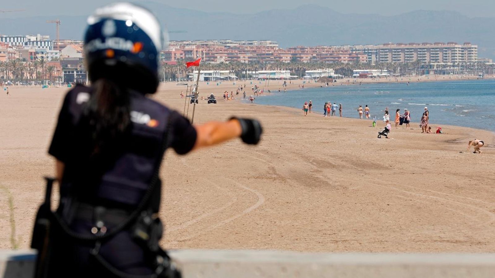 Una agent de la Policia Nacional realitza tasques de control a la platja de la Malva-rosa el passat 22 de maig