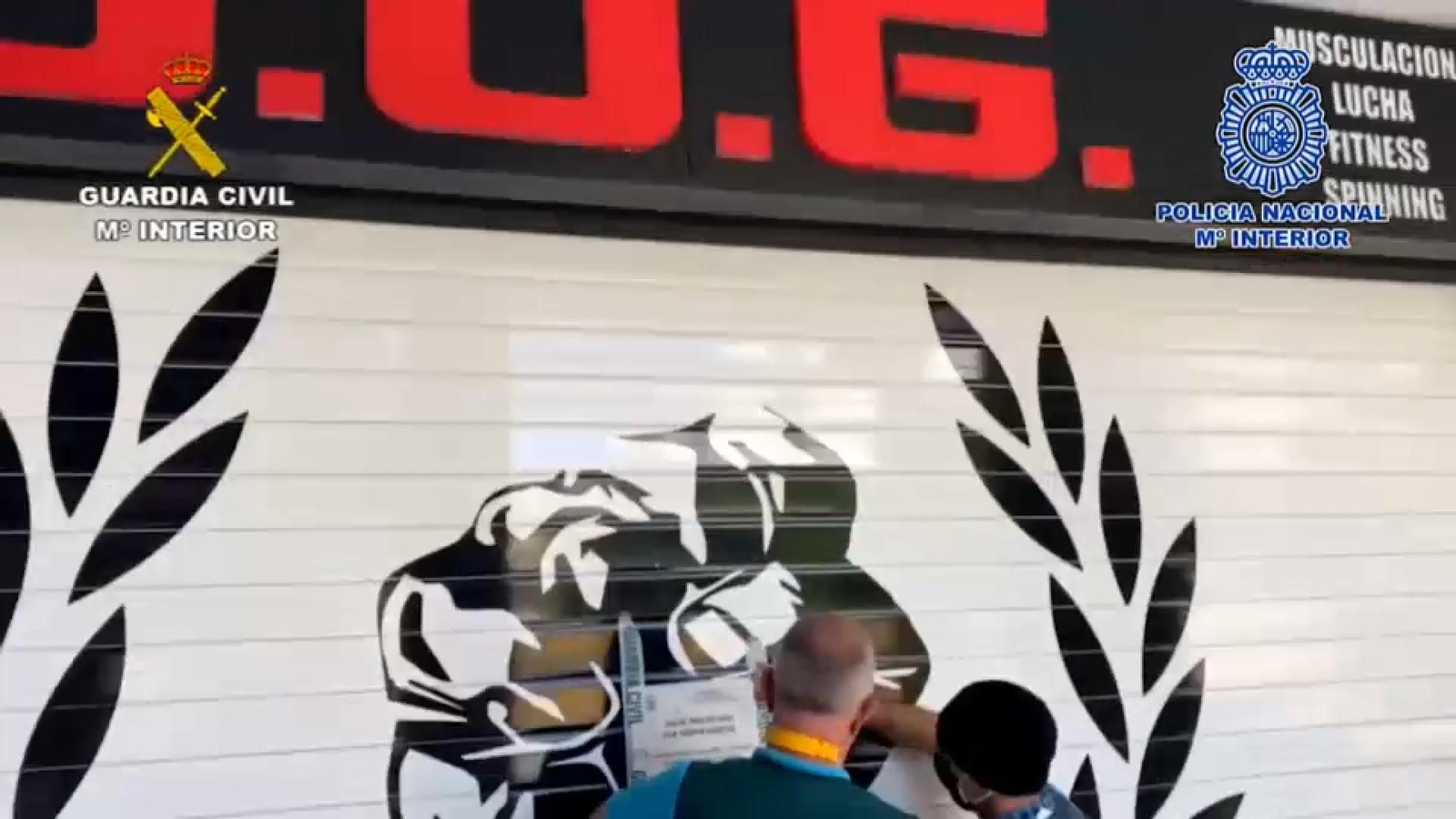 Agents de la Guàrdia Civil precinten el gimnàs investigat per blanqueig de diners del narcotràfic