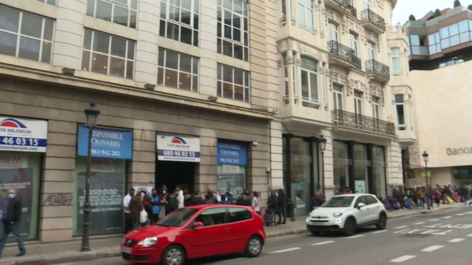 Cues davant l'edifici buit del carrer del Pintor Sorolla de València