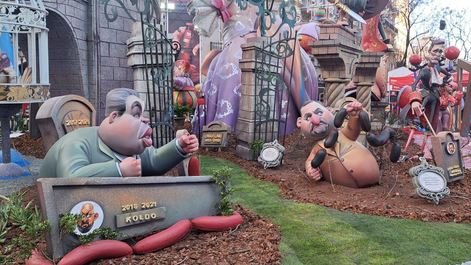 Els ninots que fan crítica dels assumptes d'actualitat són els que més somriures atrauen