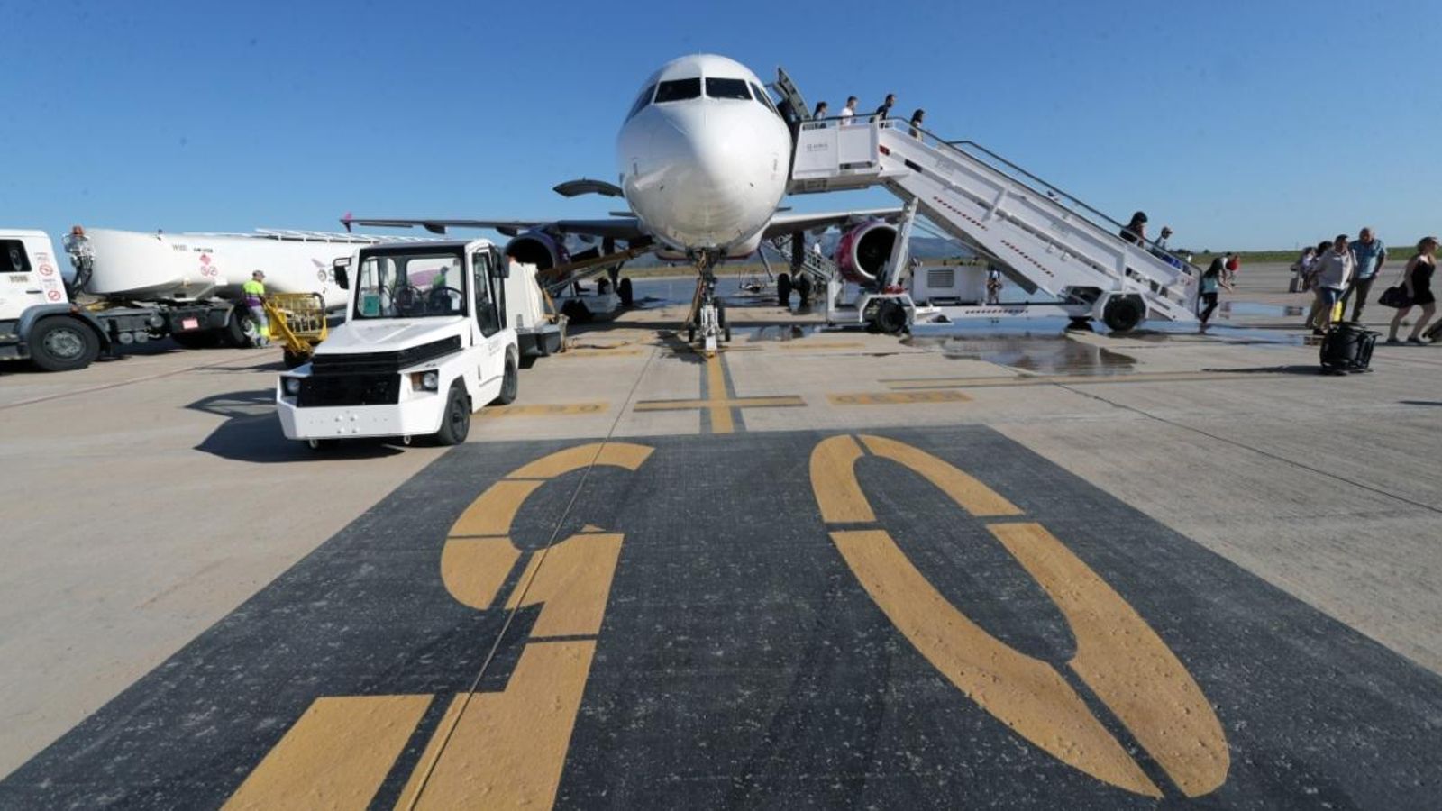 L'aeroport de Castelló està situat entre les poblacions de Benlloc i Vilanova d'Alcolea