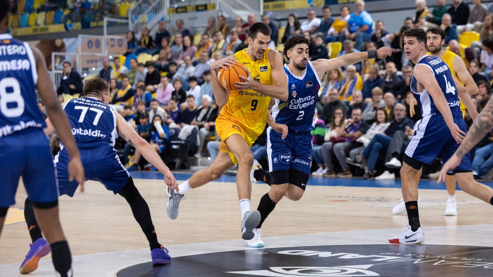 Brusino fa una internada rodejat per jugadors de l'equip de Pedro Martínez