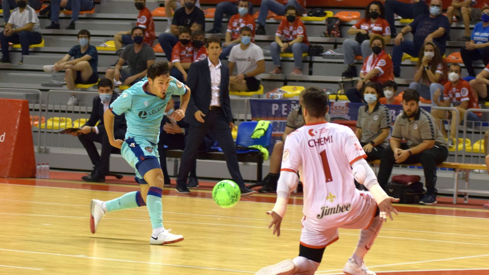 Roger Serrano tracta de superar Chemi