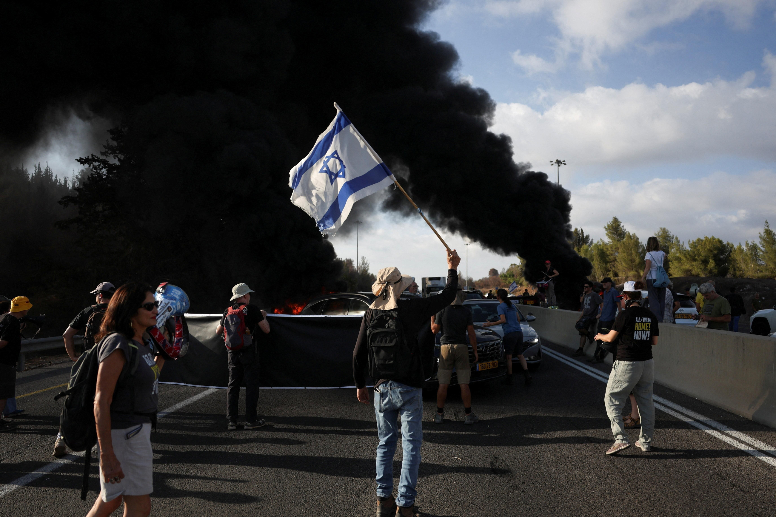 Activistes tallen l'autovia principal entre Jerusalem i Tel-Aviv, este diumenge Activistes tallen l'autovia principal entre Jerusalem i Tel-Aviv, este diumenge