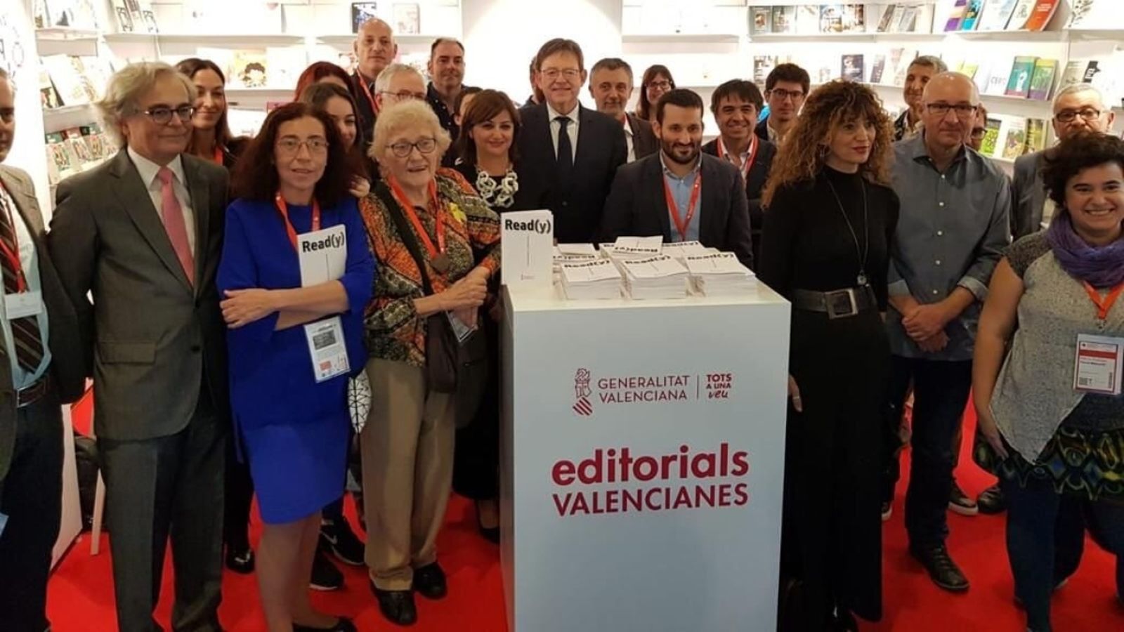 Isabel-Clara Simó, amb els president de la Generalitat, i diversos representants del sector editorial valencià
