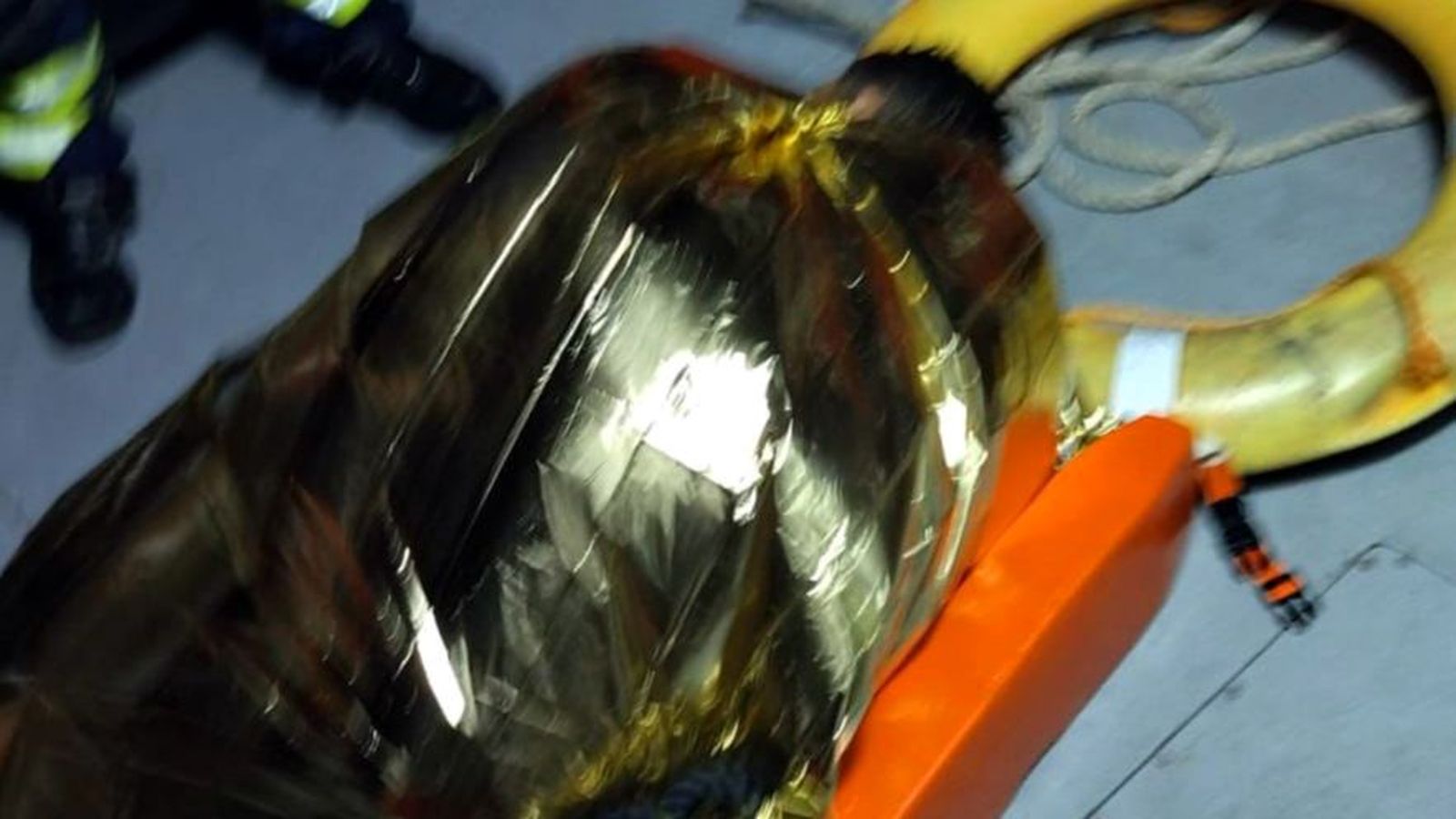 Un dels presumptes autors del delicte després ser rescatat del mar quan intentava fugir