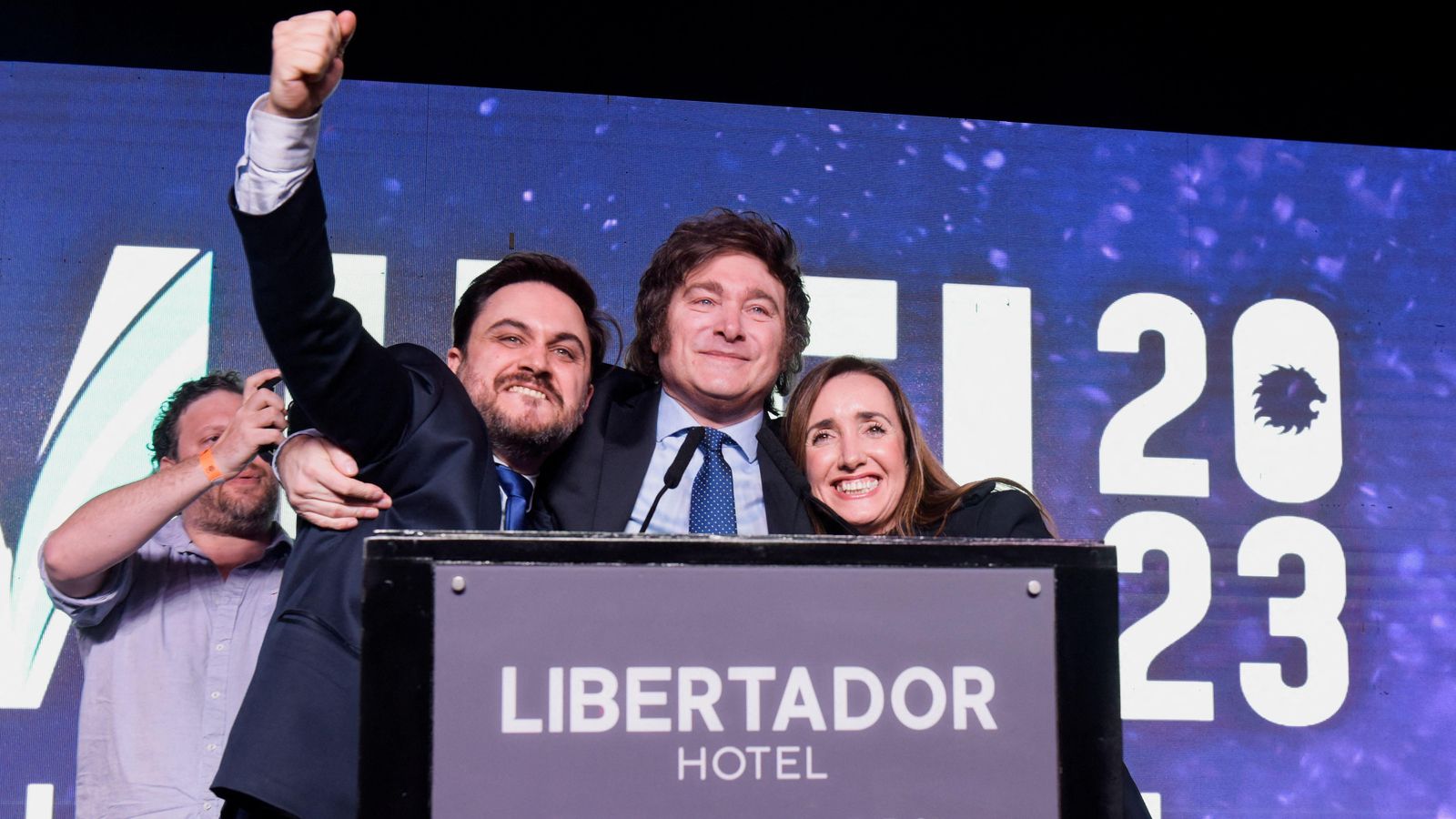 El candidat a la presidència argentina de l'aliança La Llibertat Avança, Javier Milei (centre) celebra els resultats des de Buenos Aires