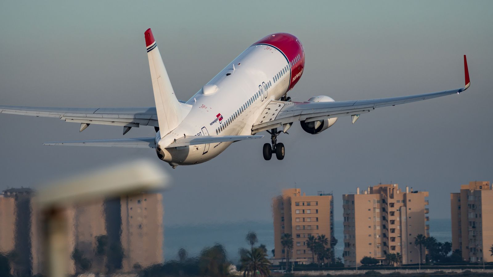 Un avió s'enlaira des de l'aeroport d'Alacant, en una imatge d'arxiu
