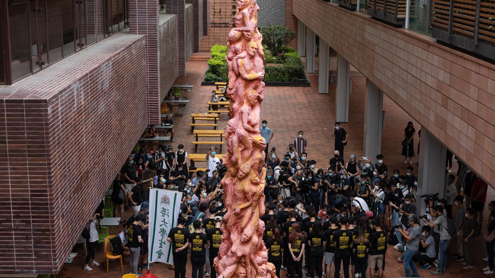 Els estudiants participen en la Universitat de Hong Kong, en la neteja anual de l'una obra d'art dedicada a les víctimes de la massacre de la plaça Tiananmen de Pequín en 1989, la Xina