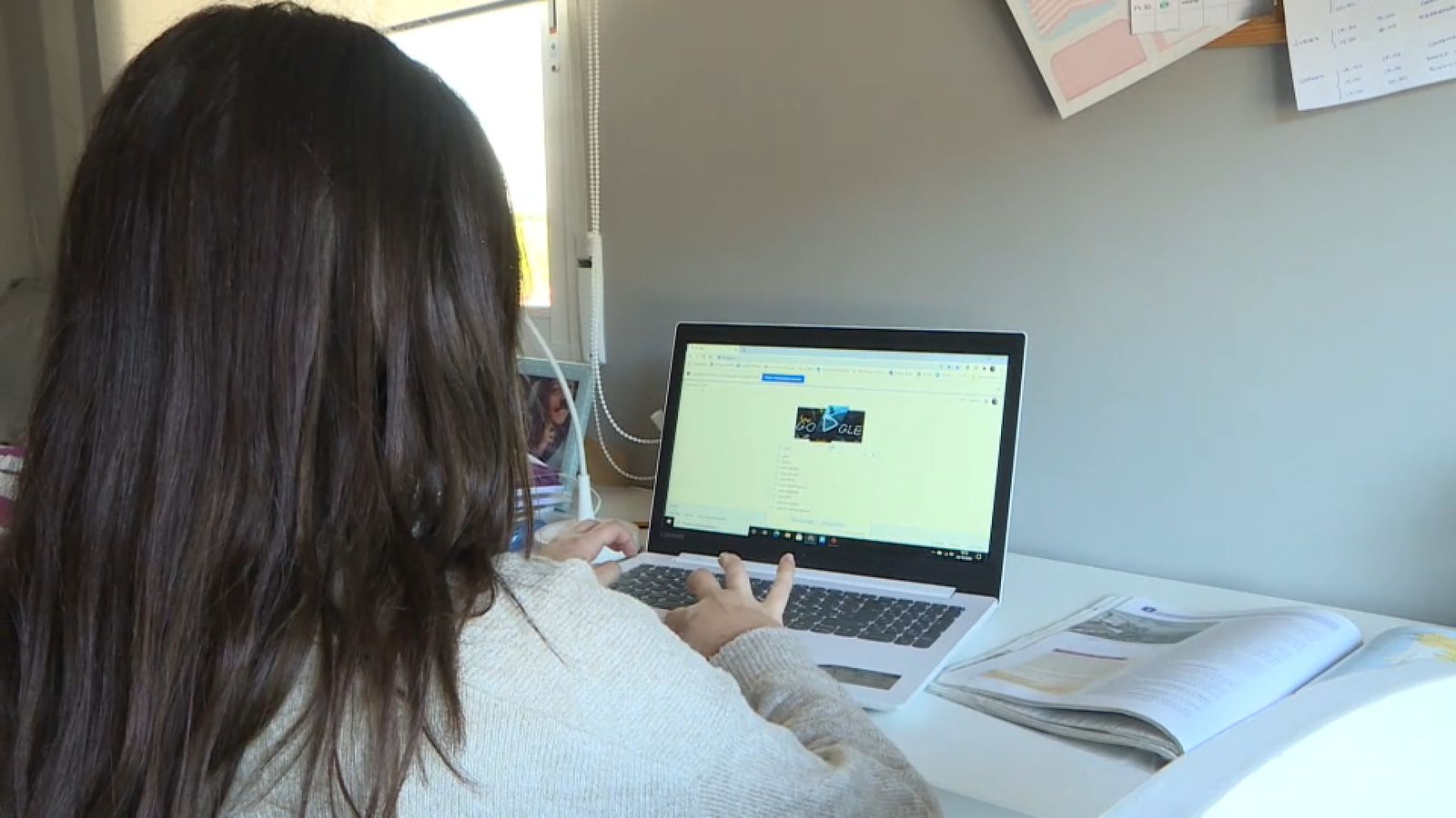 El frau en la identitat dels examens d'anglés en línia reobri el debat sobre les proves que no són presencials