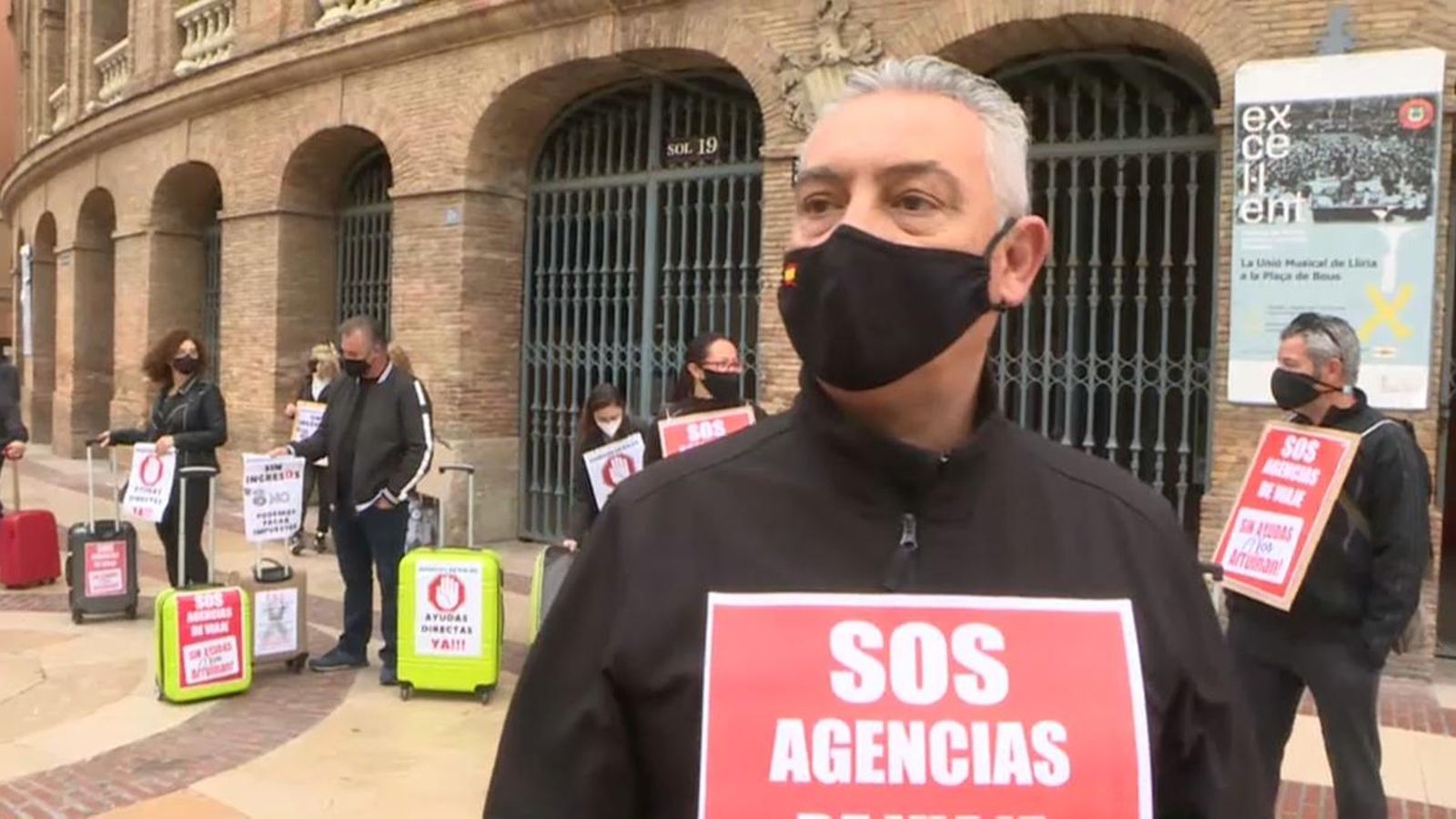 Alguns dels propietaris d'agències de viatges que s'han concentrat aquest matí davant de la plaça de bous de València