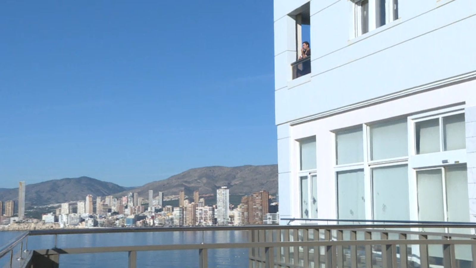 Una de les dues torres de 20 metres edificades a la punta de la Llissera