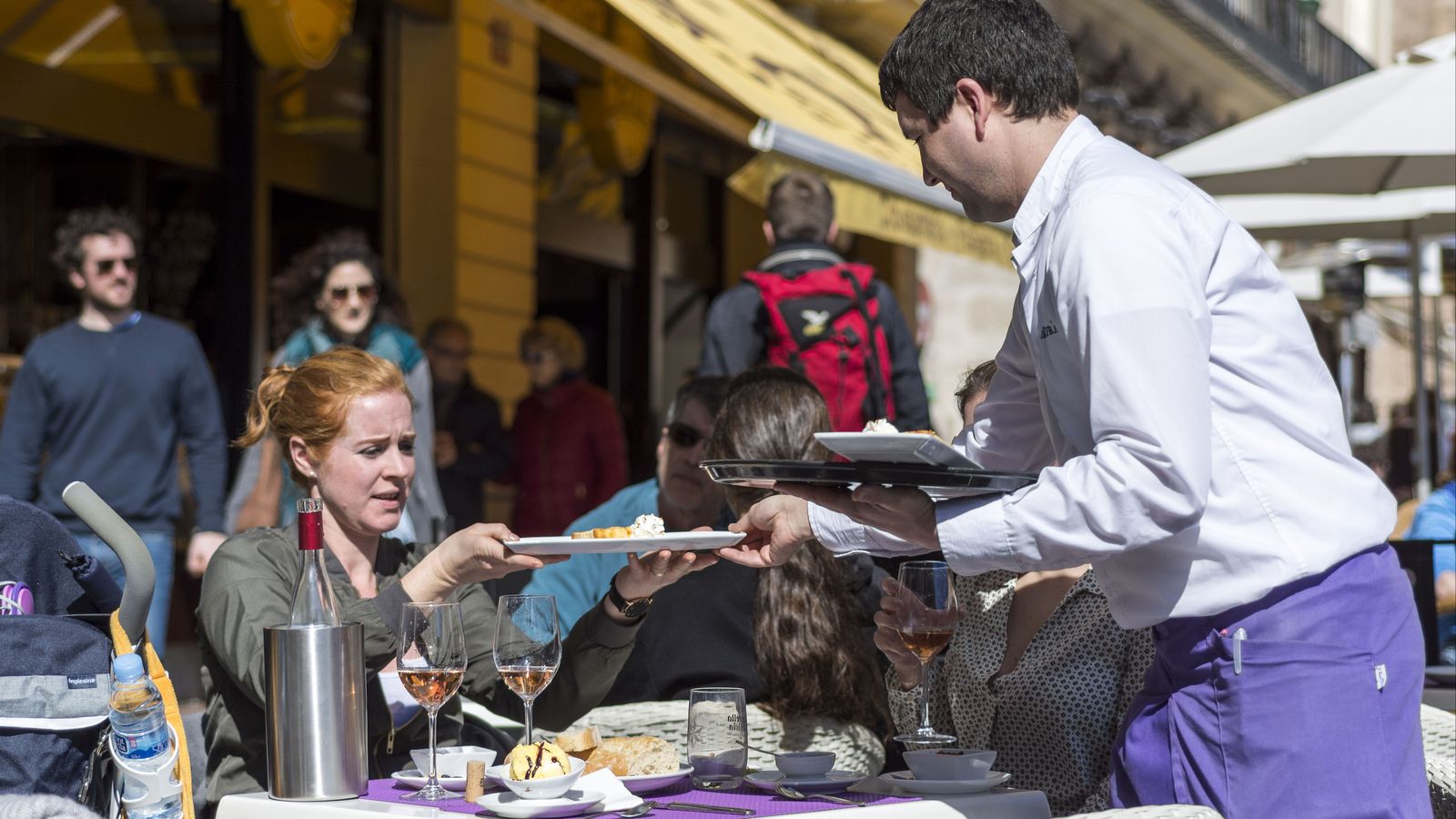 Un cambrer servix una taula en una terrassa del centre de València, en una imatge d'arxiu