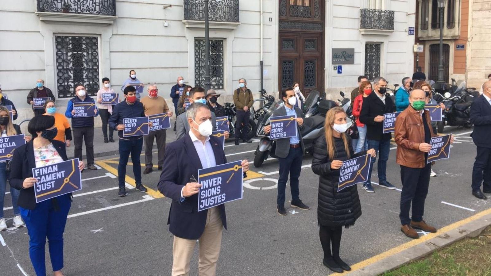 Concentració de la Plataforma #FinançamentJust a les portes de la Delegació del Govern