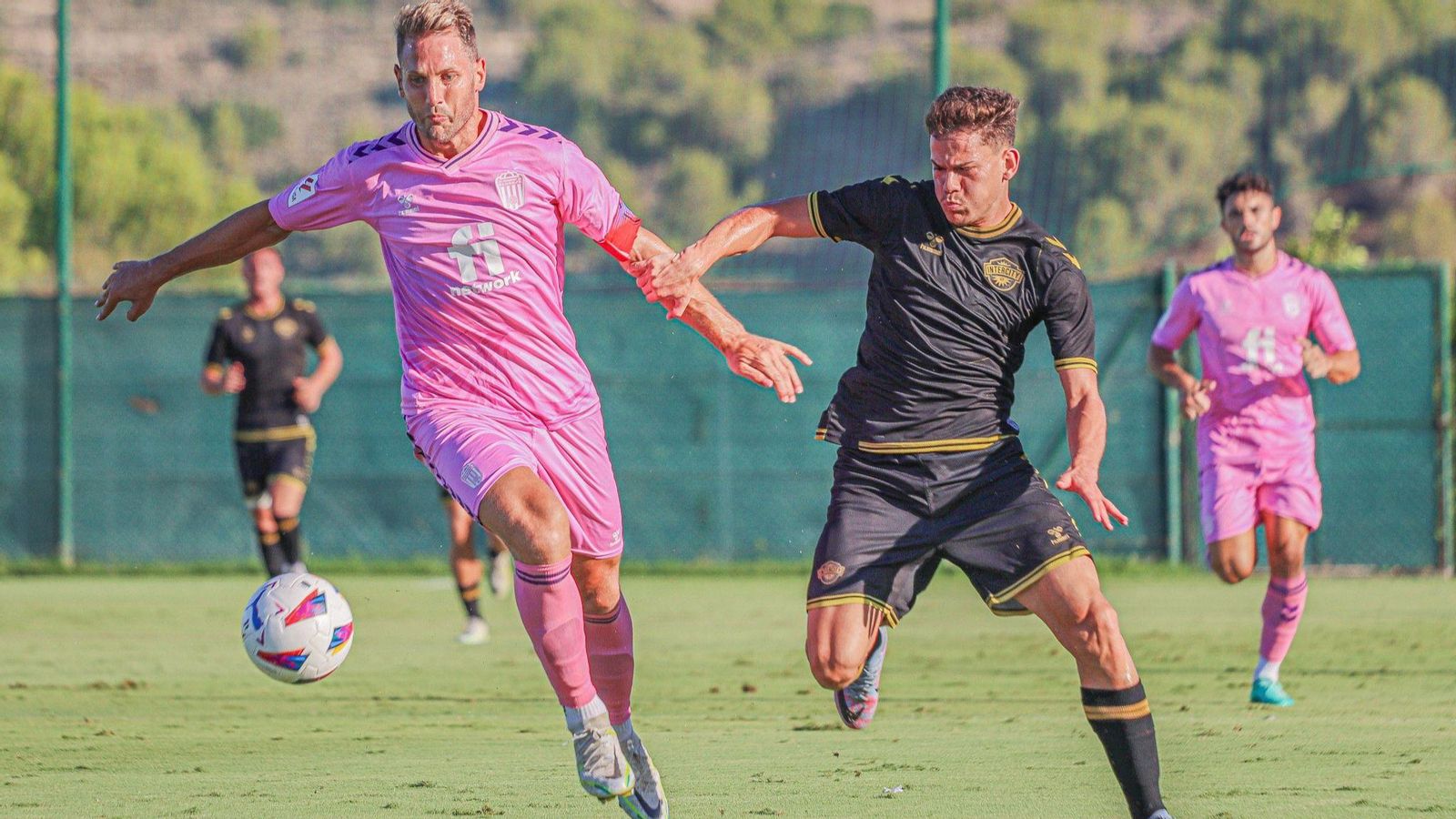 Un jugador de l'Eldenc i un de l'Intercity lluiten per una pilota