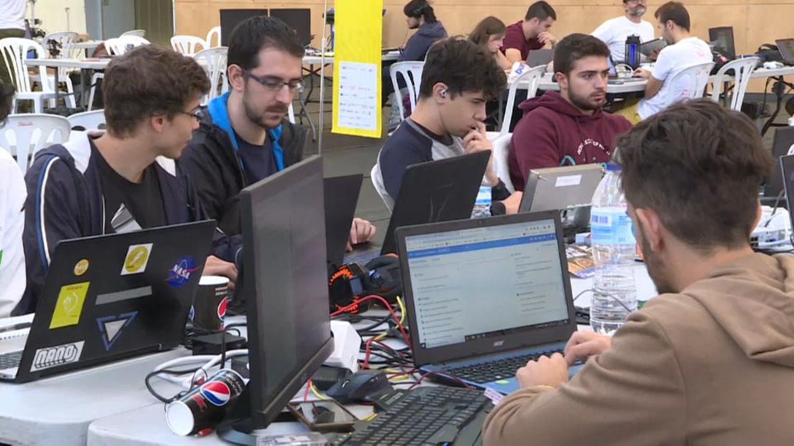 Els programadors i programadores, procedents de diferents llocs de l'Estat, creen els seus reptes tecnològics per a aspirar a un dels cinc premis