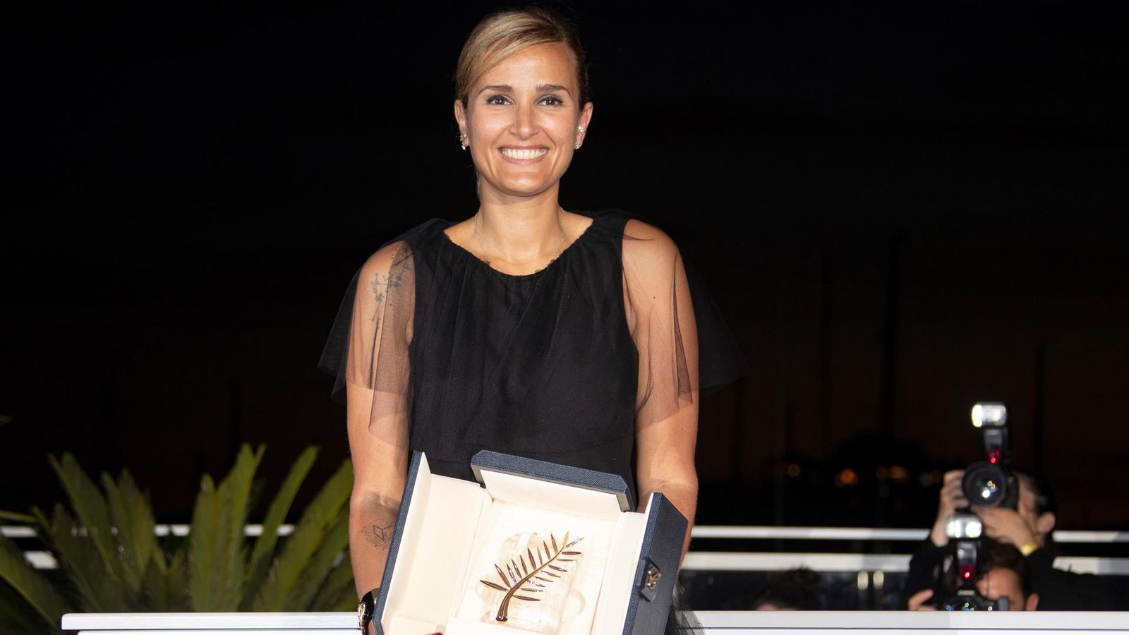 La directora francesa Julia Ducournau posa amb la Palma d'Or