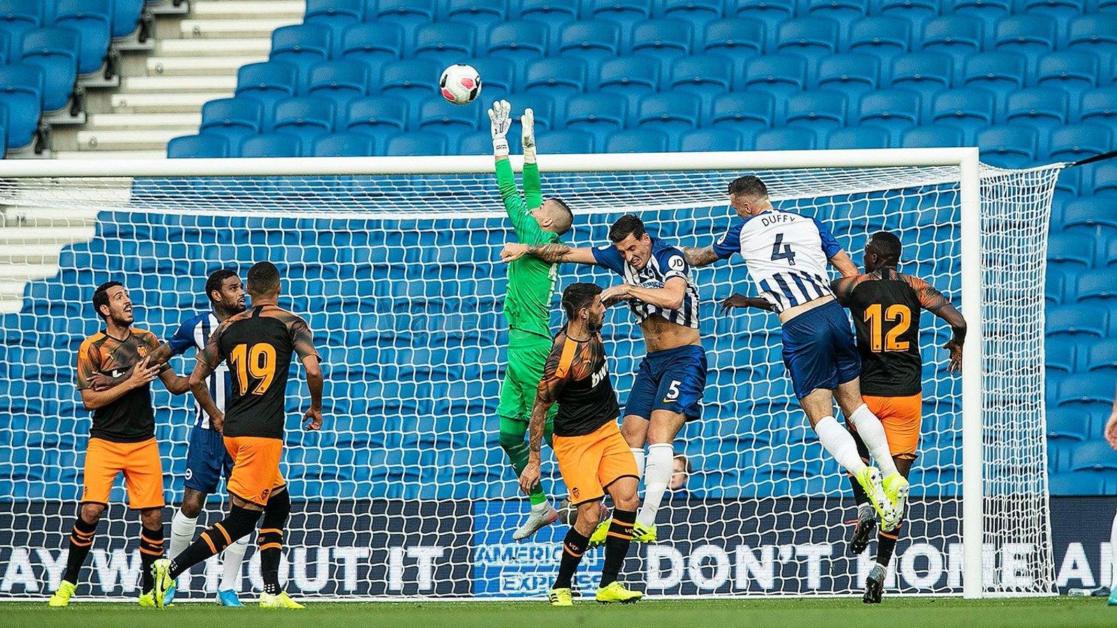 Jaume Domènech guanya un baló aeri a la davantera del Brighton