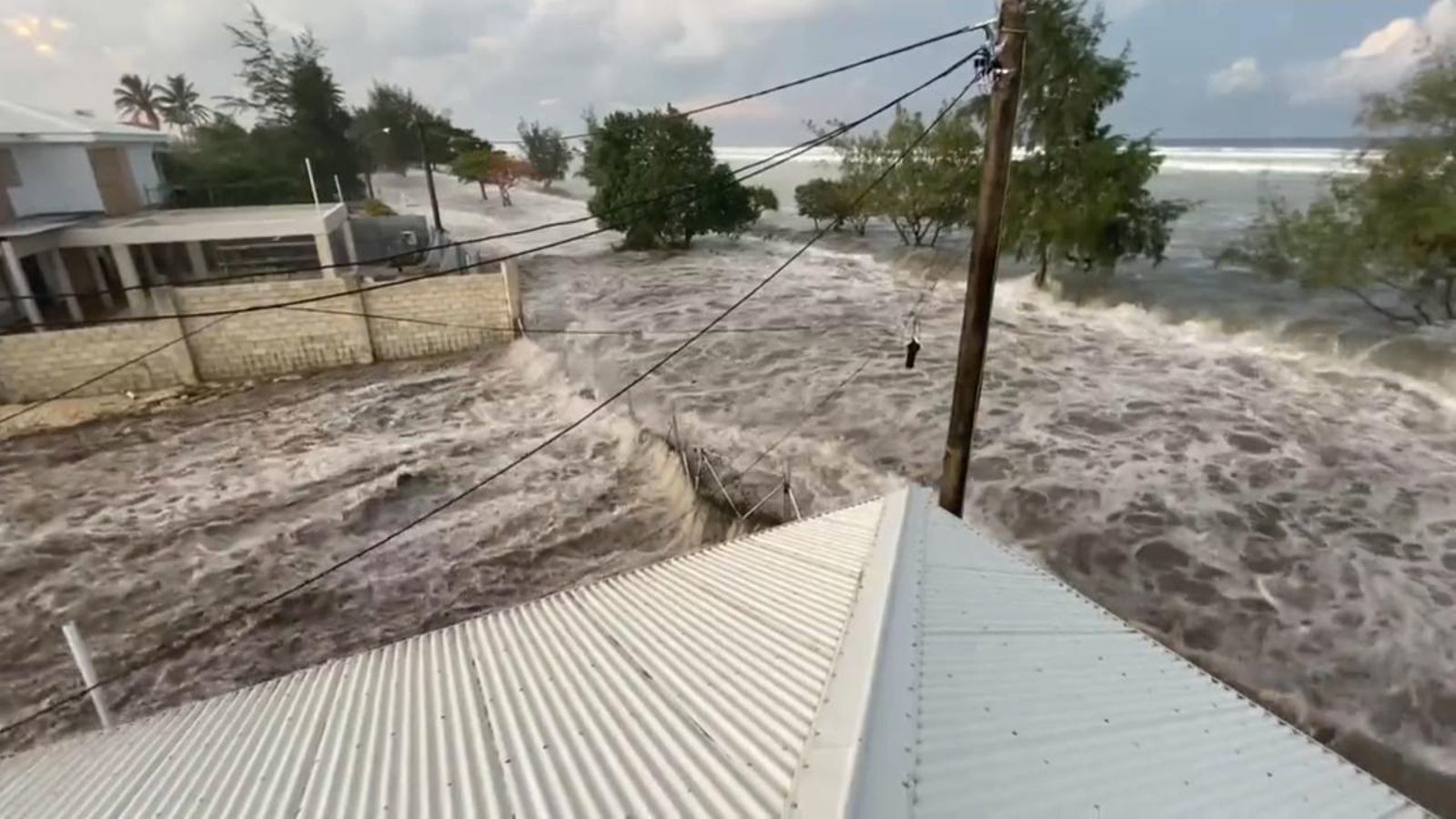 Milers de persones fugen de la costa per les conseqüències del tsunami a Tonga
