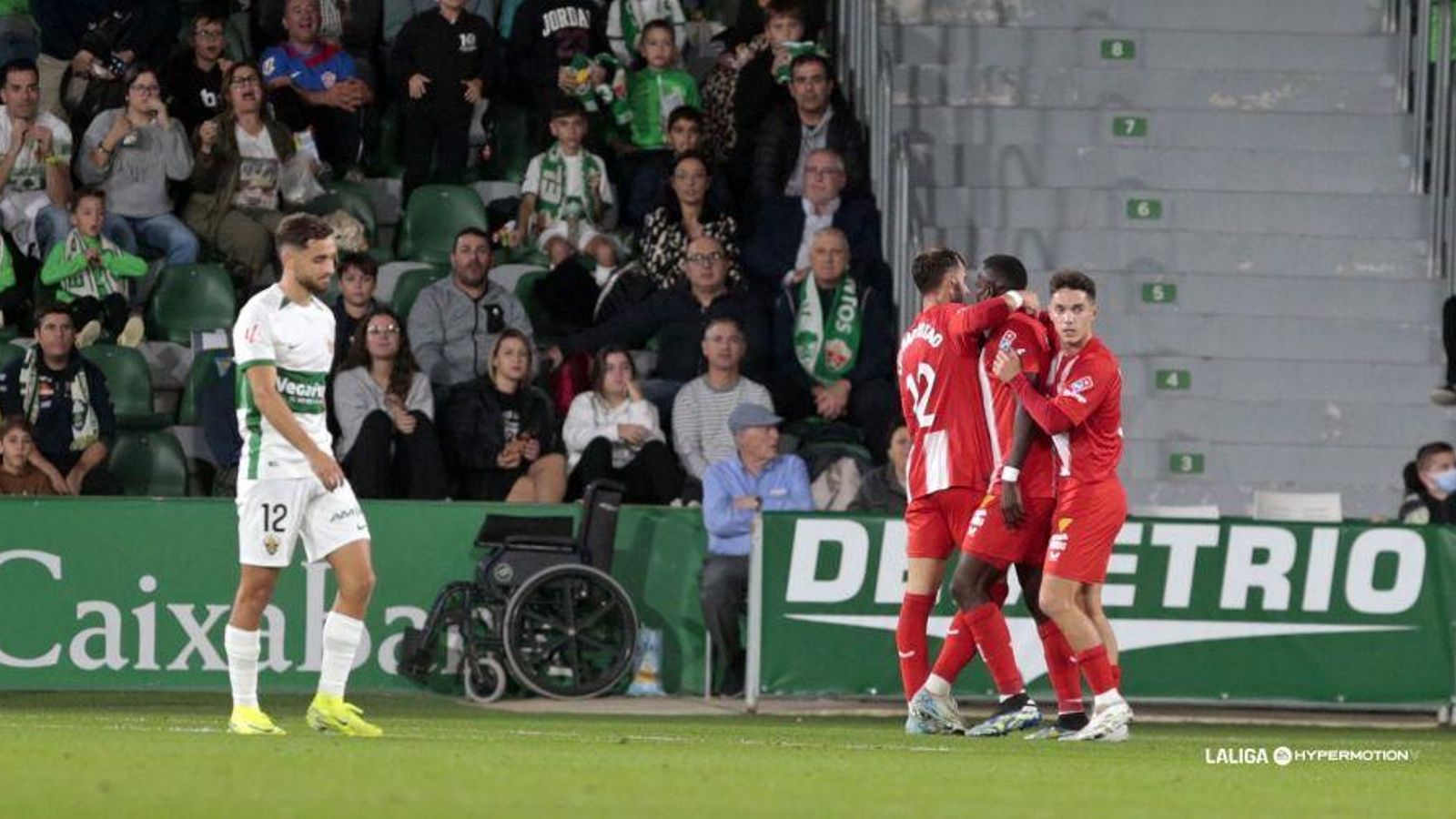Els jugadors de l'Almeria celebren el gol de Lopy al Martínez Valero