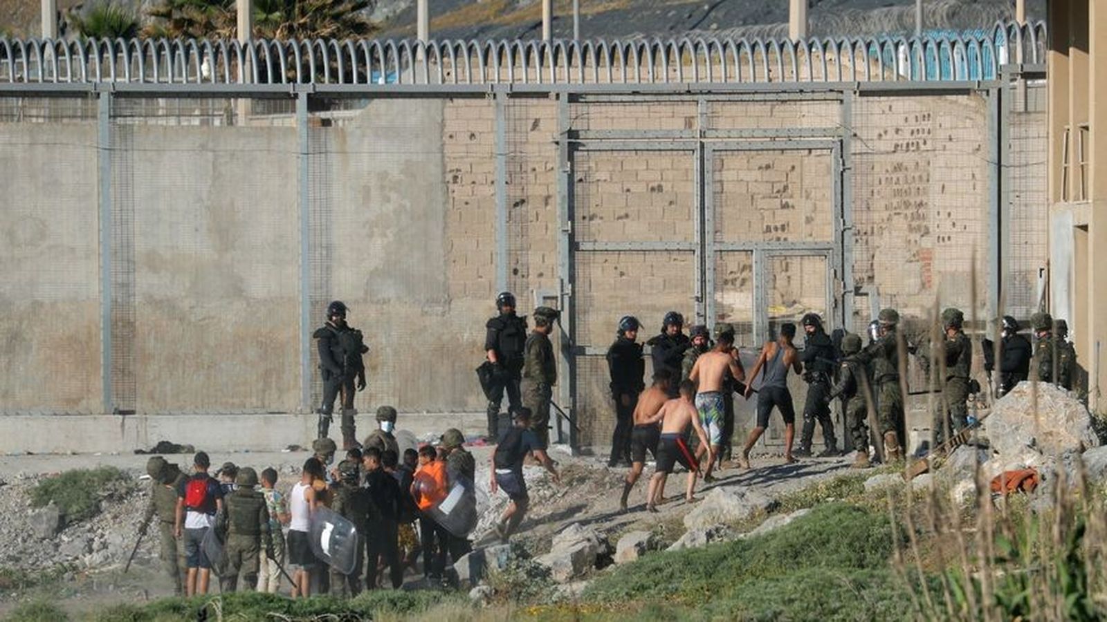El Marroc talla l'arribada de migrants: tanca l’accés fronterer d'El Tarajal