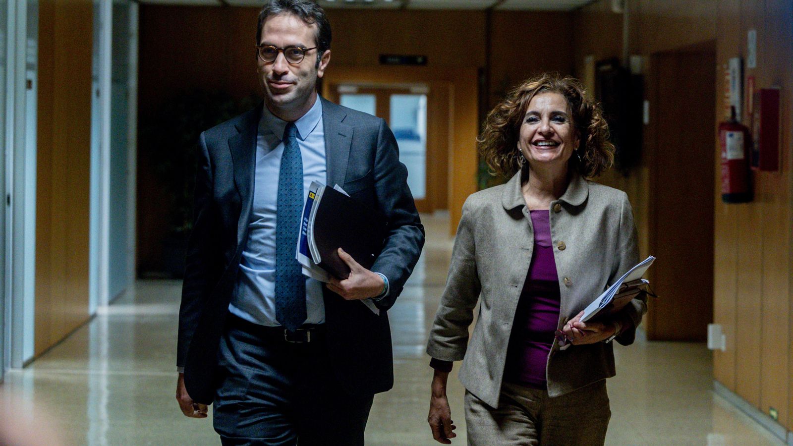 La vicepresidenta primera i ministra d'Hisenda, María Jesús Montero, i el ministre d'Economia, Comerç i Empresa, Carlos Cuerpo