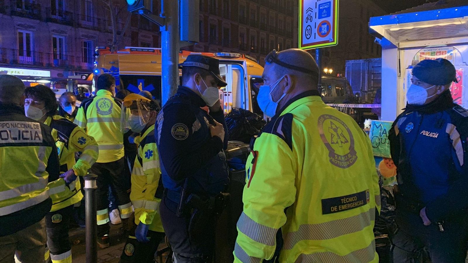 Agents de la Policía Nacional, Policia Municipal de Madrid i Samur Protección Civil atenen elmenor de 15 años apunyalat mortlament aquesta nit a Madrid