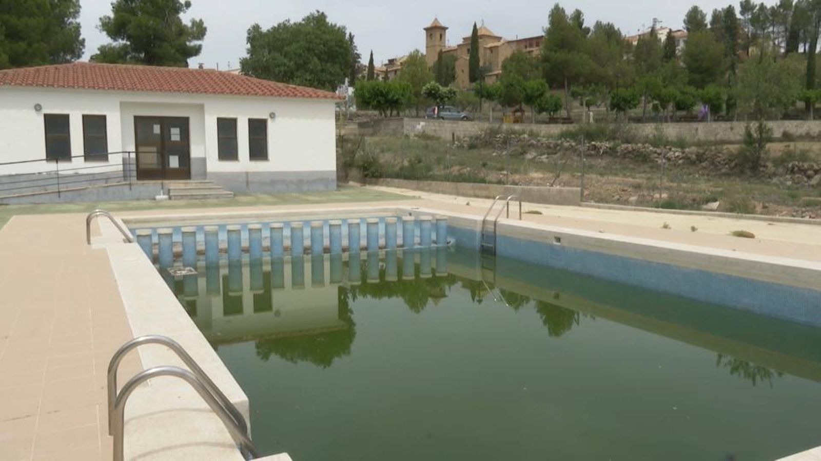 L'ajuntament de Villores ha donat permís al veïnat perquè carregue i reuitilitze l'aigua de la piscina municipal